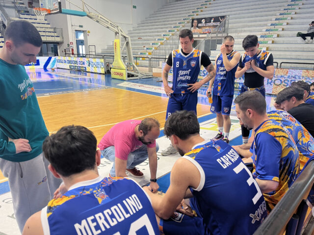Cuore, freddezza e carattere: la Siem Basket Venafro pareggia i conti e porta Roseto a Gara 3 